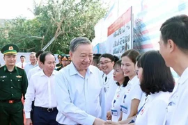 Party General Secretary To Lam visits residents and soldiers on Bach Long Vi island on November 14. (Photo: VNA)