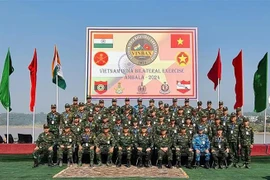 Vietnamese officers and soldiers attending VINBAX 2024 pose for a group photo. (Photo: VNA)