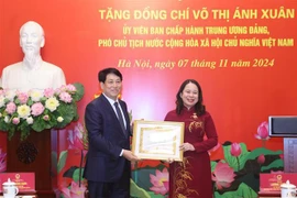 State President Luong Cuong present a 30-year Party membership badge to Vice President Vo Thi Anh Xuan (Photo: VNA)