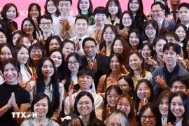 Prime Minister Pham Minh Chinh (C) meets Vietnamese students and representatives of the Vietnamese community in Chongqing city (Photo: VNA)