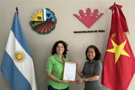 Vietnamese Ambassador to Argentina Ngo Minh Nguyet (R) and Mayor of Vera city Paura Mitre (Photo: VNA)