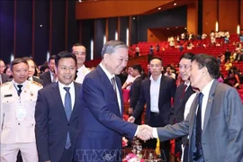 Party General Secretary To Lam shakes hands with a delegate at the meeting. (Photo: VNA)