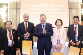 General Secretary of the Communist Party of Vietnam Central Committee To Lam (C) presents gifts to outstanding Vietnamese nationals living in ASEAN countries. (Photo: VNA)