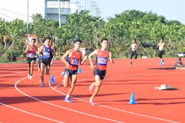 Duong Phu Toan (right) competes in the boys' 800m event at the 13th ASEAN School Games in June in Da Nang. He will be one of the Vietnamese representatives at the 16th SEA Youth Athletics Championship in Malaysia. (Photo: cadn.com.vn)
