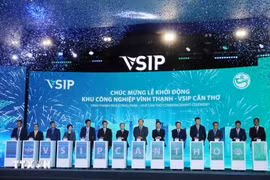 At a the ceremony to kick start construction of Vinh Thanh Industrial Park - the Vietnam - Singapore Industrial Park (VSIP) in Can Tho city . (Photo: VNA)