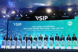 At a the ceremony to kick start construction of Vinh Thanh Industrial Park - the Vietnam - Singapore Industrial Park (VSIP) in Can Tho city . (Photo: VNA)