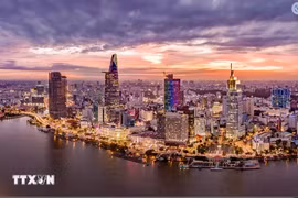According to Knight Frank, the average selling price for high-end apartments in Ho Chi Minh City and Hanoi ranges from 5,400 USD to 15,000 USD per sq.m, aligning with global markets but offering significant growth potential. (Photo: VNA)