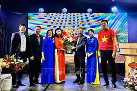 A flower basket is presented to new head of the Liaison Committee for Overseas Vietnamese in Europe “For Vietnam’s seas and islands” Bui Thi Thu Minh. (Photo: VNA)