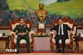 Minister of National Defence Phan Van Giang (left) meets with General Secretary of the Lao People’s Revolutionary Party and President of Laos Thongloun Sisoulith in Vientiane on November 19. (Photo: VNA)