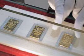 SJC gold bullions on display at a branch of Agribank. (Photo: VNA)