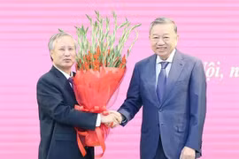 Party General Secretary To Lam (R) shakes hands with former Politburo member and former permanent member of the Secretariat of the Communist Party of Vietnam (CPV) Central Committee Tran Quoc Vuong at the ceremony. (Photo: VNA)