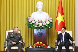 State President Luong Cuong (right) and Belarusian Minister of Defence Khrenin Viktor Gennadievich in Hanoi on December 17. (Photo: VNA)