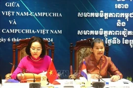 Chairwoman of the Cambodia-Vietnam Friendship Association Men Sam Am (right) and Chairwoman of the Vietnam-Cambodia Friendship Association Nguyen Thi Thanh at the conference (Photo: VNA)