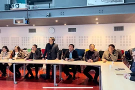 Phan Van Thang (centre), Permanent Deputy Secretary of Dong Thap province's Party Committee and Chairman of the provincial People’s Council, and other delegates at the working session. (Photo: baodongthap.vn)