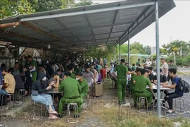 Police verify information about the 410 Vietnamese citizens returning from Cambodia (Photo: VNA)