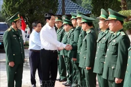 State President Luong Cuong visits officers and soldiers of the Bat Mot Border Guard Station in Thanh Hoa province. (Photo: VNA)