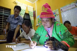 Women take part in a literacy class (Photo: VNA)