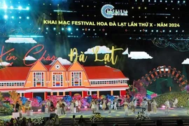 An art performance at the opening ceremony of the 2024 Da Lat Flower Festival (Photo: VNA)