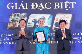 One special prize is presented to the work "Benefits of Energy Auditing" by a group of authors from the Science and Education Department under the Vietnam Television (VTV) (Photo: VNA)