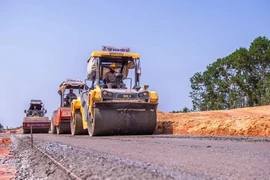 Constructing roadbed items at a North-South expressway project in the 2021-2025 period (Photo: VietnamPlus)