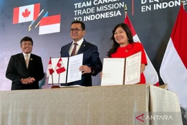 Indonesian Trade Minister Budi Santoso (centre) and Canadian Minister of Export Promotion, International Trade and Economic Development Mary Ng (right) sign the Indonesia-Canada Comprehensive Economic Partnership Agreement (ICA-CEPA) in Jakarta on December 2 (Photo: Antara)