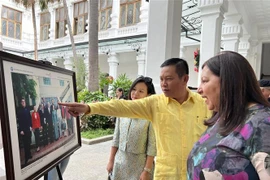 Vietnamese Ambassador to Venezuela Vu Trung My (in yellow) and Venezuelan officials visit a photo exhibition spotlighting the land and people of Vietnam and 35 years of Vietnam-Venezuela relations (Photo: VNA)