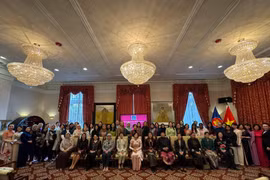 Members of the ASEAN Spouses Circle in Washington D.C pose for a group photo (Photo: VNA)