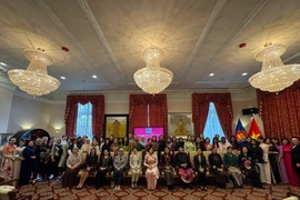 Members of the ASEAN Spouses Circle in Washington D.C pose for a group photo (Photo: VNA)