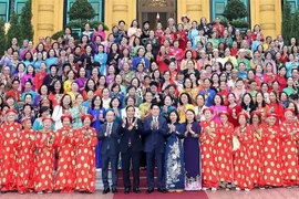 State President Luong Cuong and the delegation of distinguished senior women. (Photo: VNA)