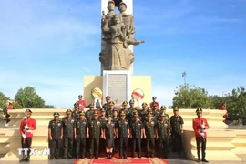 Delegates lay flowers at the Vietnam-Cambodia Friendship Monument in Phnom Penh. (Photo: VNA)