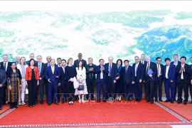 PM Pham Minh Chinh and winners of 2024 VinFuture Prize (Photo: VNA)