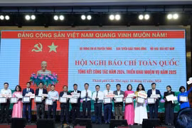 Editor-in-chief of VietnamPlus Tran Tien Duan (third, from right) gets the certificate for a press agency with excellent digital transformation maturity. (Photo: VNA)
