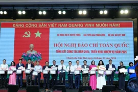 Editor-in-chief of VietnamPlus Tran Tien Duan (third, from right) gets the certificate for a press agency with excellent digital transformation maturity. (Photo: VNA)