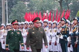 Minister of National Defence Phan Van Giang (left) and his Belarussian counterpart Viktor Gennadievich Khrenin review the guard of honour during the welcoming ceremony in Hanoi on December 17. (Photo: VNA)