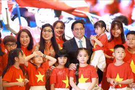 Prime Minister Pham Minh Chinh and his spouse meet representatives of the Vietnamese community in the United Arab Emirates (Photo: VNA)