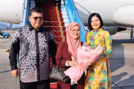 Speaker of the House of Representatives of Malaysia Tan Sri Dato' Johari Bin Abdul (first, left) and his spouse (centre) are welcomed at Noi Bai International Airport in Hanoi on October 22. (Photo: VNA) 