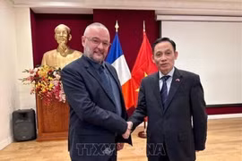 Secretary of the Communist Party of Vietnam (CPV) Central Committee and Chairman of the CPV Central Committee's Commission for External Relations Le Hoai Trung (R) and National Secretary of the Socialist Party for International Relations of France Dylan Boutiflat. (Photo: VNA)