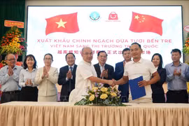 Vietnamese and Chinese enterprises sign a coconut purchase contract at a ceremony. (Photo: VNA)
