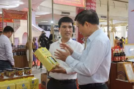 Trade fairs provide excellent opportunities for businesses to promote their products. (Photo: VietnamPlus)