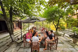 The race toward “net zero tours” and controlling carbon emissions in tourism activities becomes increasingly urgent. - Illustrative image (Photo: VNA)
