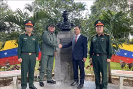 IAESEN Director Lieutenant General Rafael Zerpa Zambrano (second, from left) welcomes the delegation of the Vietnamese Embassy in Venezuela. (Photo: VNA)