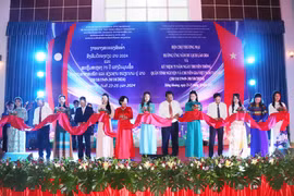 Representatives from Vietnamese and Lao agencies, localities and businesses at the opening ceremony of the Vietnam-Laos trade fair 2024 in Xiengkhouang province. (Photo: VNA)
