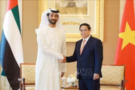 Prime Minister Pham Minh Chinh (R) hosts a reception for UAE Minister of Economy Abdulla Bin Touq Al Marri in Abu Dhabi on October 28. (Photo: VNA)