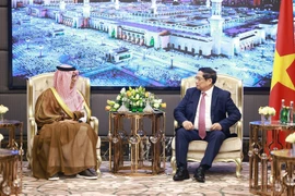 Prime Minister Pham Minh Chinh (R) receives Abdulla Mohammed Al Zamil, Chairman of the Board of Directors of Zamil Industrial Investment Company (Zamil Industrial) under Zamil Group. (Photo: VNA)