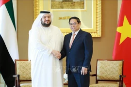 Prime Minister Pham Minh Chinh (R) and UAE Minister of Investment Mohamed bin Hassan Alsuwaidi. (Photo: VNA)