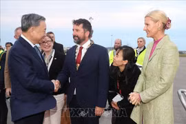 Farewell ceremony for Party General Secretary and State President To Lam (L) at Dublin Airport. (Photo: VNA)