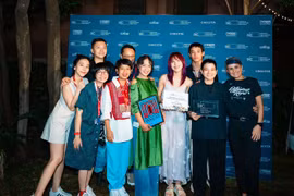 Director Duong Dieu Linh (with red hair) and members of the film crew at the Venice Film Festival. (Photo: film crew)