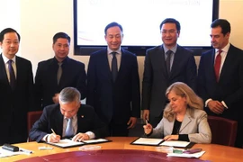 General Director of SCIC Nguyen Quoc Huy (L) and Chief International Business Officer of SACE Michal Ron ink a MoU on cooperation between the two sides. (Photo: VNA)