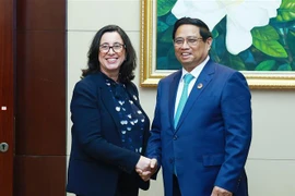 Prime Minister Pham Minh Chinh (R) and WB Vice President for East Asia and Pacific Manuela Ferro. (Photo: VNA)