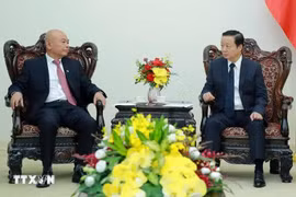Deputy Prime Minister Tran Hong Ha (R) receives Chairman of China Railway Group Limited (CREC) Chen Yun in Hanoi on October 14 (Photo: VNA)